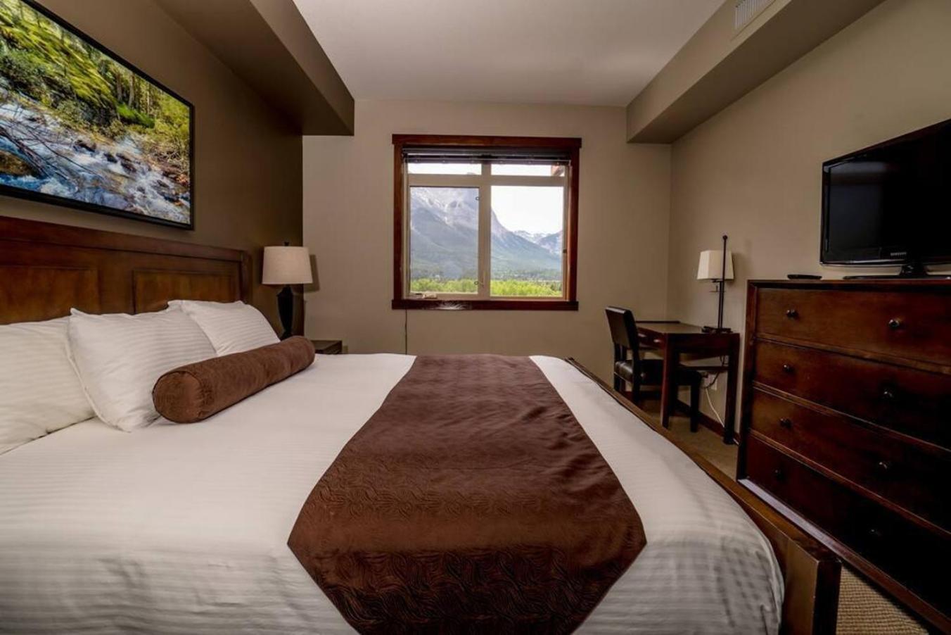 Spacious Penthouse Suite-King Beds-Pool & Hot Tub Canmore Buitenkant foto