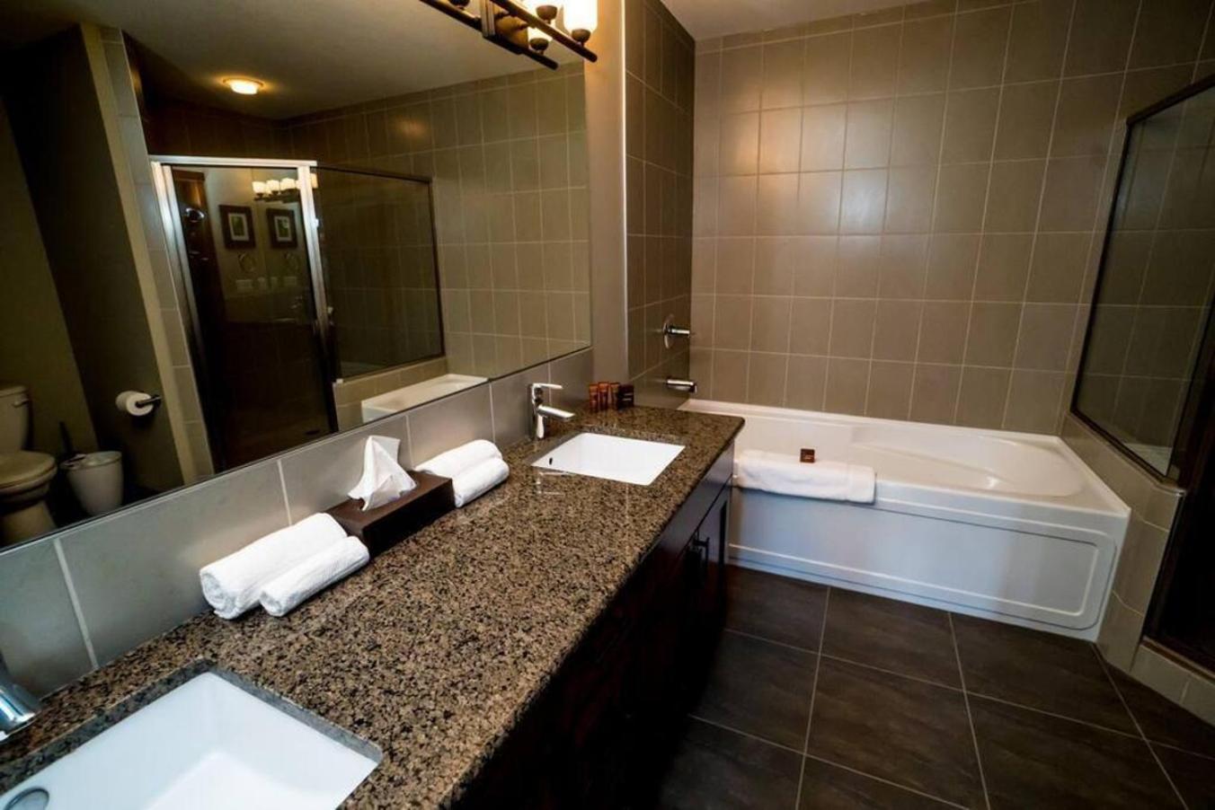 Spacious Penthouse Suite-King Beds-Pool & Hot Tub Canmore Buitenkant foto