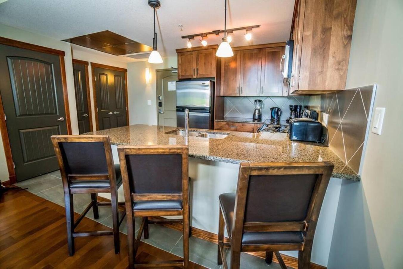 Spacious Penthouse Suite-King Beds-Pool & Hot Tub Canmore Buitenkant foto
