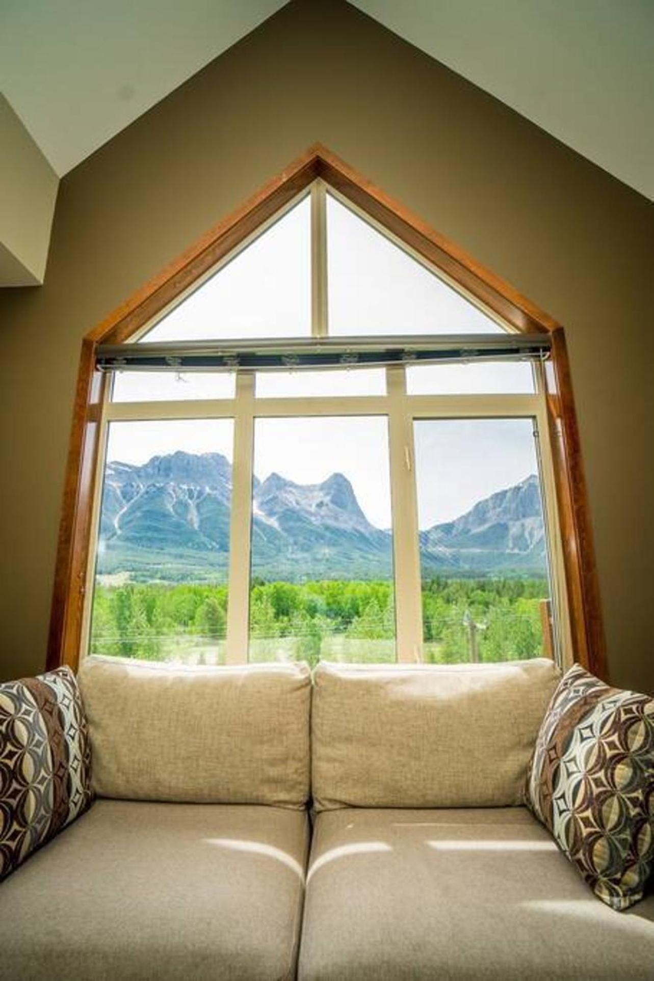 Spacious Penthouse Suite-King Beds-Pool & Hot Tub Canmore Buitenkant foto