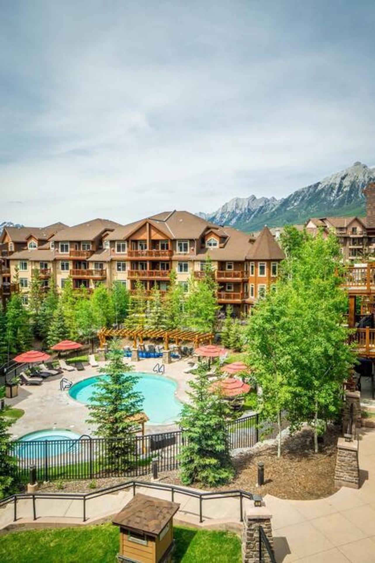 Spacious Penthouse Suite-King Beds-Pool & Hot Tub Canmore Buitenkant foto