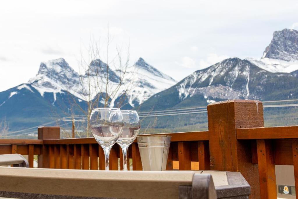 Spacious Penthouse Suite-King Beds-Pool & Hot Tub Canmore Buitenkant foto